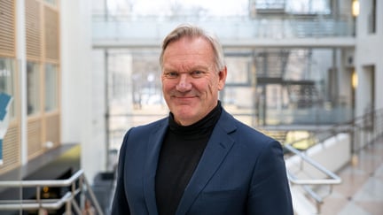 Mann omgitt av kontorlokaler