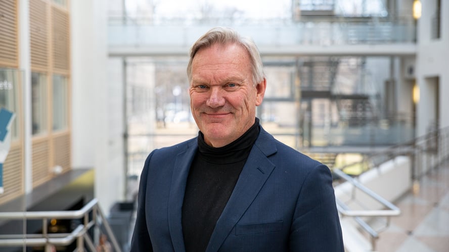 Mann omgitt av kontorlokaler