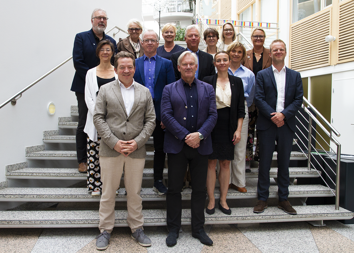 14 personer oppstilt i en trapp